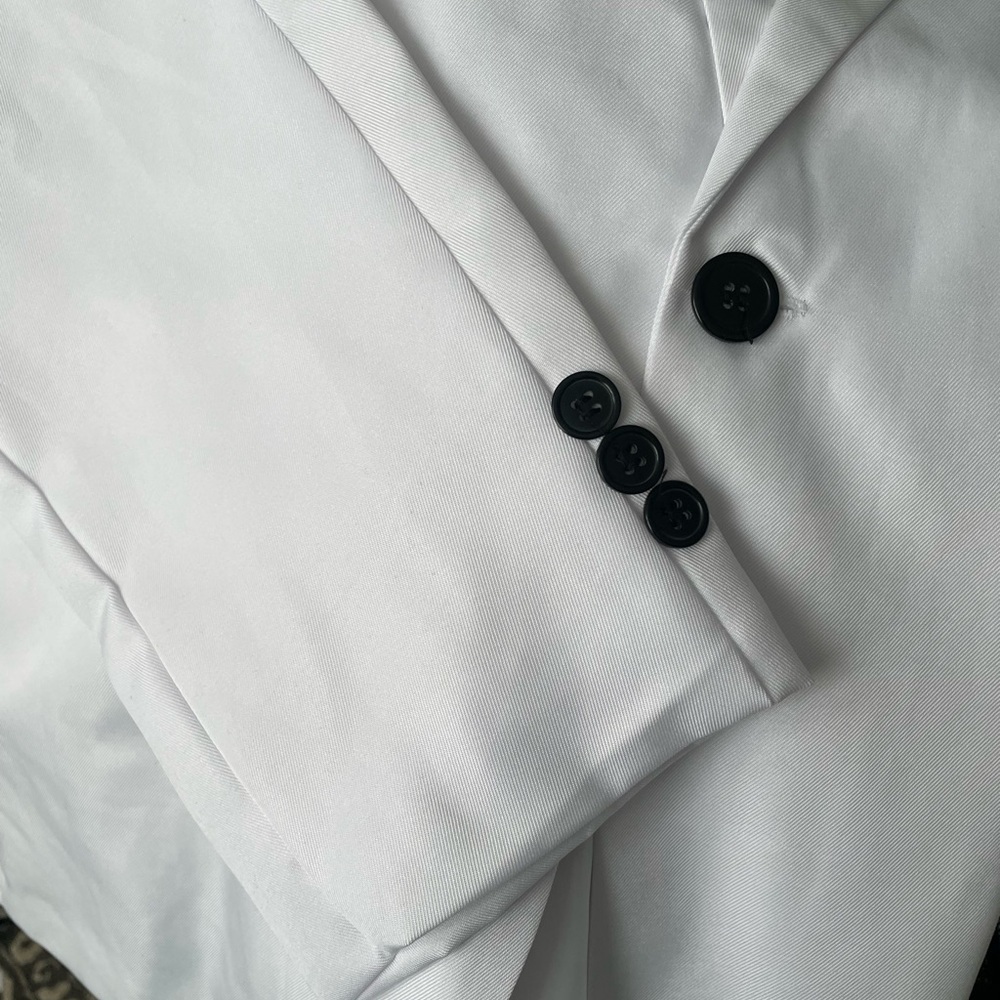 Elegant White Blazer - Picture 6 of 6
